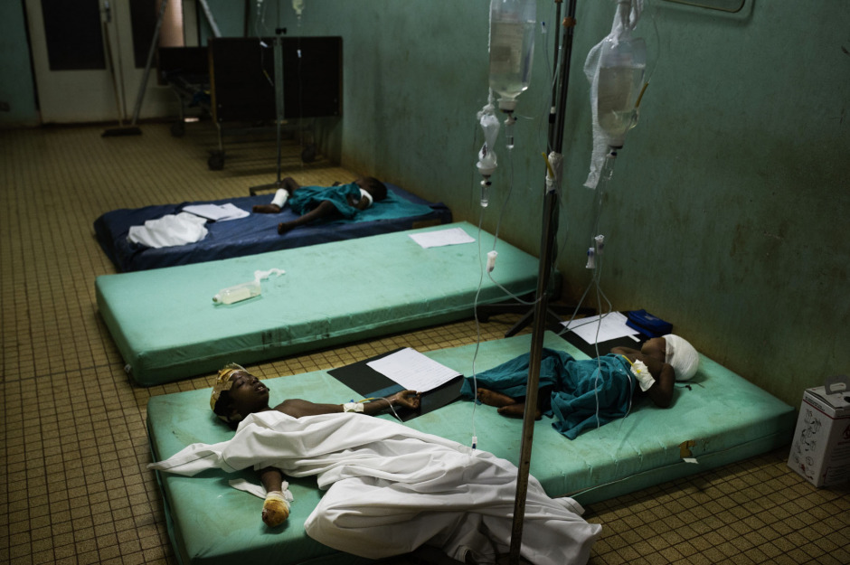 Central African Republic, Bangui, 03 December 2013Bangui community hospital.Fulani people, injured, after violent inter-ethnic clashes near Bouali.About 12 people were killed and many children were badly injured. Three children, wounded in the head and hands, are resting in a room.RÈpublique centrafricaine, Bangui, 03 dÈcembre 2013Dans l'hÙpital communautaire de Bangui. Des membres de la communautÈ Peul de Centrafrique, blÈssÈs ‡ la suite de violences interethniques dans la localitÈ de Bouali.12 personnes auraient ÈtÈ tuÈes et beaucoup d'enfants seraient blessÈs griÈvement suite ‡ ces violences.Trois enfants blessÈs ‡ la tÍte et aux mains se reposent dans une salle de l'hopital.Michael Zumstein / Agence VU