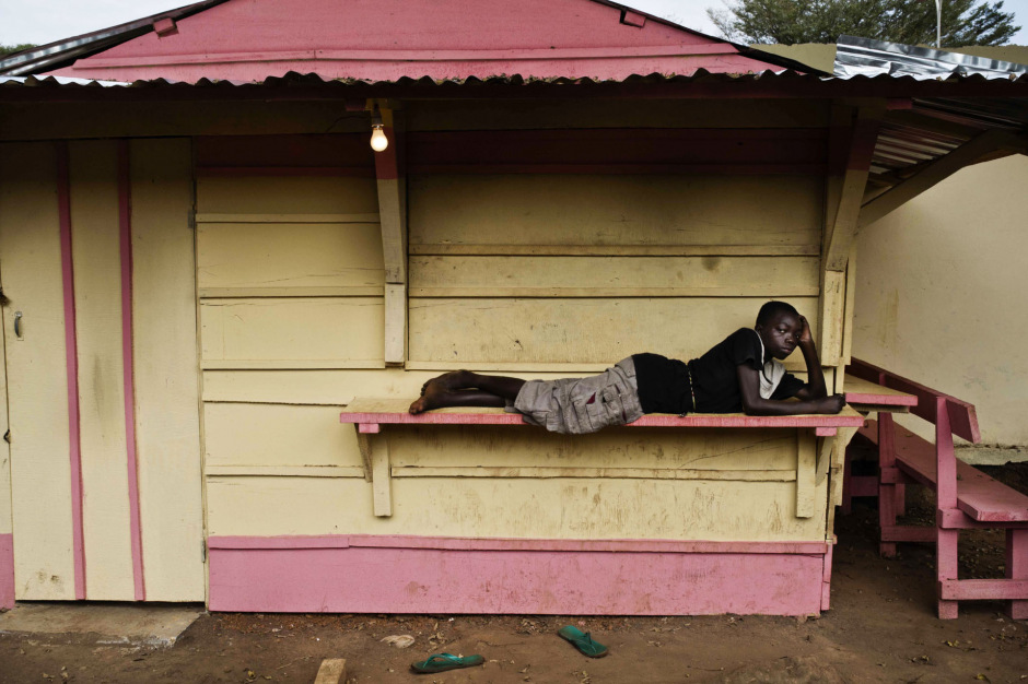 Central African Republic, Bangui, 09 December 2013In a street, near the National Assembly, a teenager is resting on a shop stall.RÈpublique Centrafricaine, Bangui, 09 dÈcembre 2013Dans une rue ‡ proximitÈ de l'assemblÈe nationale, un adolescent se repose sur le comptoir d'une boutique.Michael Zumstein / Agence VU
