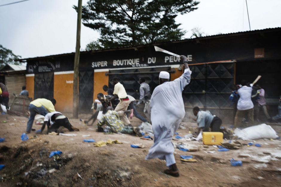 Central African Republic, Bangui, 09 December 2013After the clashes between christian and muslim communities, a man is pursuing looters, in the Combattant district.RÈpublique Centrafricaine, Bangui, 09 dÈcembre 2013Suite aux affrontements entre communautÈ chÈtienne et musulmane, un homme poursuit les pilleurs venus vider les boutiques des commerÁants musulman du quartier Combattant de Bangui.Michael Zumstein / Agence VU