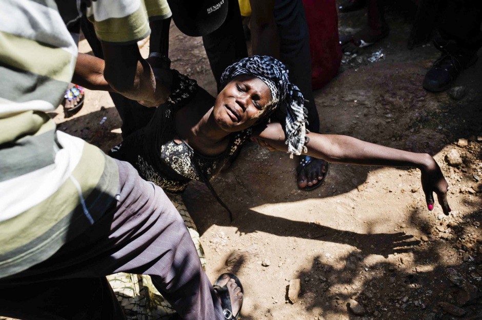 Central African Republic, Bangui, 07 December 2013In the christian district of Boy RabÈ, a woman is crying after the death of one of her relatives during the clashes between the soldiers of the former-Seleka and the Anti-Balaka militiamen who came in to take the capital.RÈpublique Centrafricaine, Bangui, 07 dÈcembre 2013Dans le quartier de Boy RabÈ (majoritairement chrÈtien), une femme pleure la mort d'un de ses proches, tuÈ pendant les affrontements entre soldats de l'ex Seleka et milices Anti Balaka venues attaquer la capitale.Michael Zumstein / Agence VU