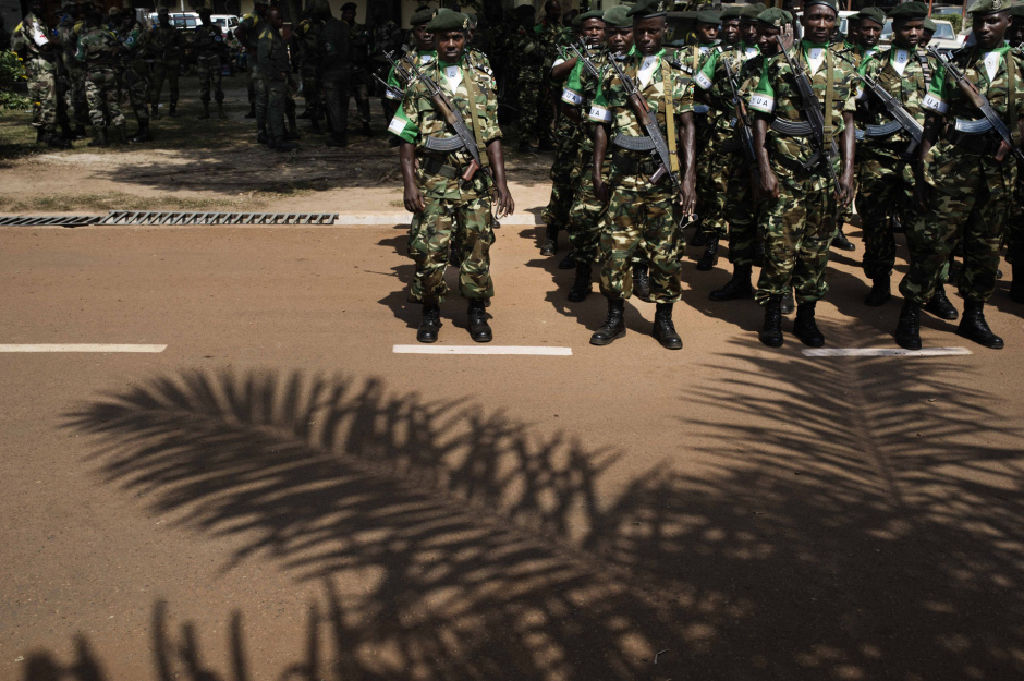Central African Republic, Bangui, 19 December 2013Soldiers of the Multinational Force of Central Africa (FOMAC) are waiting for the review, before the march passes by. before the transfer of power ceremony between the FOMAC and the African-led International Support Mission to the Central African Republic (MISCA) at the M'Poko camp.RÈpublique centrafricaine, Bangui, 19 dÈcembre 2013Des soldat de la Force Multinational d'Afrique Centrale (FOMAC) attendent d'Ítre passer en revue avant le dÈfilÈ de la cÈrÈmonie de passation de pouvoir entre la FOMAC et la Mission internationale de soutien ‡ la Centrafrique (MISCA) au camp M'Poko.Michael Zumstein / Agence VU