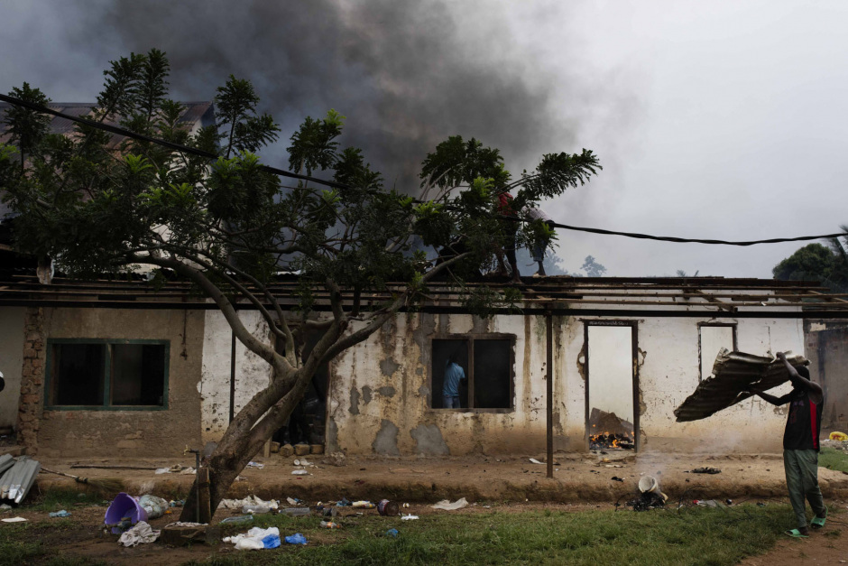 Central African Republic, Bangui, 10 December 2013Men are looting and burning a mosque in the Fou district, after the clashes between the soldiers of the former-Seleka and the Anti-Balaka militiamen who came in to take the capital.RÈpublique Centrafricaine, Bangui, 10 dÈcembre 2013Des hommes mettent le feu et pillent une mosquÈe dans le quartier Fou aprËs les affrontements entre soldats de l'ex Seleka et les milices anti Balaka venues prendre la ville.Michael Zumstein / Agence VU
