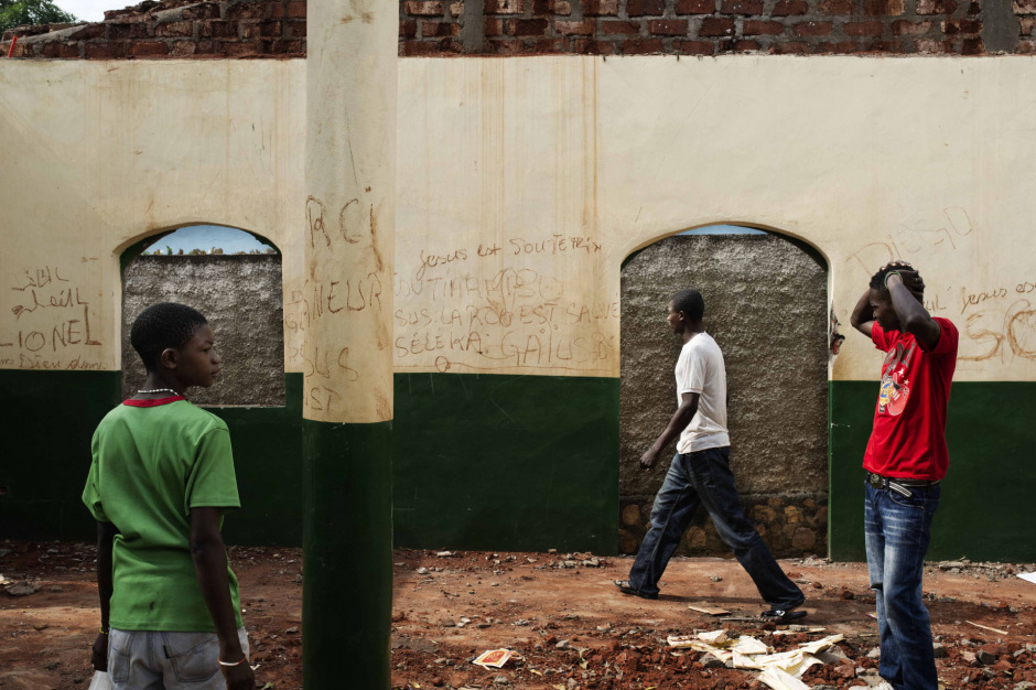 Central African Republic, Bangui, 11 December 2013Men are walking inside the mosque of Boy RabÈ Christian district, which has been destroyed and vandalized by inhabitants, after clashes between the soldiers of the former-Seleka and the Anti-Balaka militiamen who came in to take the capital.RÈpublique centrafricaine, Bangui, 11 dÈcembre 2013Des hommes marchent dans la mosquÈe du quartier Boy RabÈ (majoritairement chÈtien), dÈtruite et vandalisÈe par les habitants du quartier aprËs les affrontements entre soldats de l'ex Seleka et milices anti-Balaka venues prendre la ville.Michael Zumstein / Agence VU