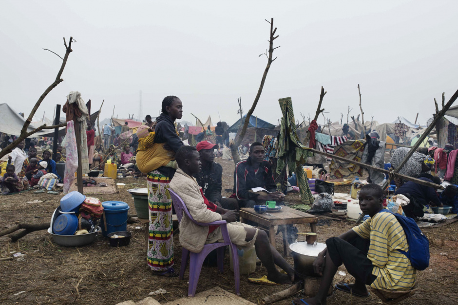 Central African Republic, Bangui, 13 December 2013In the IDP camp located near the airport, almost 30 000 people have seeked refuge, fleeing clashes between former-Seleka soldiers and the Anti-Balaka militiamen who came in to take the capital.RÈpublique centrafricaine, Bangui, 13 dÈcembre 2013Dans le camps de dÈplacÈs de l'aÈroport prËs de 30 000 personnes se sont refugiÈes pour fuir les affronttements et les reprÈsailles entre soldats de l'ex Seleka et milices anti Balaka venus prendre la ville.Michael Zumstein / Agence VU