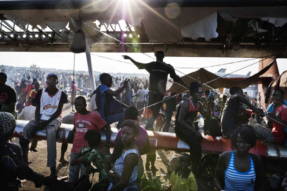 Central African Republic, Bangui, 08 December 2013Almost 10 000 people, most of them christian, took refuge near the airport of Bangui, fleeing from the clashes between the soldiers of the former-Seleka and the Anti-Balaka militiamen who came in to take the capital.RÈpublique Centrafricaine, Bangui, 08 dÈcembre 2013PrËs de 10 000 personnes (majoritairement chrÈtienne), craignant les affrontements entre soldats de l'ex Seleka et milices Anti Balaka venues attaquer la capitale, sont venues se rÈfugier prËs de l'aÈroport.Michael Zumstein / Agence VU