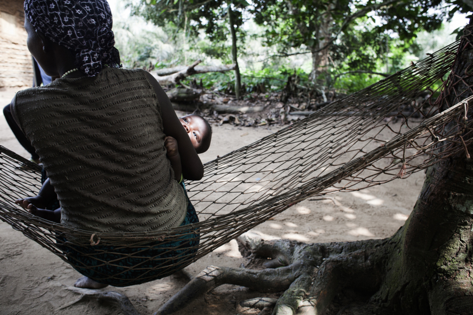 Ivory Coast, Aboisso, 05 January 2011Cocoa production in Aboisso region.Miss Sally, 29, is resting with her son in a camp dedicated to cocoa workers.CÙte d'Ivoire, Aboisso, 05 janvier 2011Cacao dans la rÈgion d'Aboisso.Mme Sally, 29 ans, se repose avec son fils dans un campement rÈservÈ aux travailleurs du cacao.Michael Zumstein / Agence VU