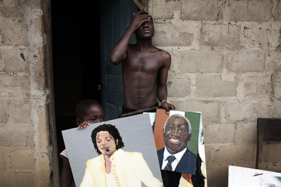 Ivory Coast, Sikensi, 14 January 2011Harold, Sikensi village artist, is showing his paintings (Laurent Gbagbo and MichaÎl Jakson).CÙte d'Ivoire, Sikensi, 14 janvier 2011Harold, un artiste du village de Sikensi montre ses tableaux (Laurent Gbagbo, MichaÎl Jakson).Michael Zumstein / Agence VU