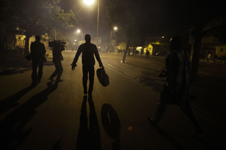 Senegal, Dakar, 27 january 2012After the ratification of Abdoulaye Wade official candidacy for the 2012 presidencial elections, confontrations break out between young mens and the police. Young mens are placing a barricade to prevent the police from moving forward. SÈnÈgal, Dakar, 27 janvier 2012A l'annonce de la validation de la candidature d'Abdoulaye Wade ‡ la prÈsidentielle 2012, des affrontements Èclatent entre jeunes et la police.Des jeunes placent une barricade pour empecher les forces de l'ordre d'avancer.Michael Zumstein / Agence VU