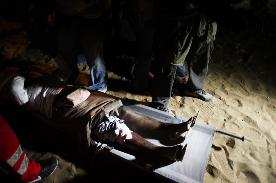 Senegal, Dakar, 31 january 2012Demonstration organized by the Senegalese opposition and M23 movement against outgoing president Abdoulaye Wade's candidacy.Leg wounded woman after confrontation with the police.SÈnÈgal, Dakar, 31 janvier 2012Manifestation organisÈe par l'opposition sÈnÈgalaise et le mouvement du M23 contre la candidature du prÈsident sortant Abdoulaye Wade.Une femme est blessÈe ‡ la jambe aprËs des affrontements avec des forces de l'ordre.Michael Zumstein / Agence VU