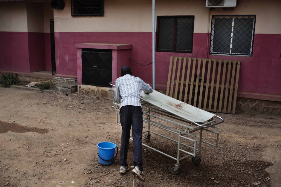 Central African Republic, Bangui, 11 January 2014In the urban healthy Center of St Mathias, a man cleans the strecher used to transport the victims of the confrontations between the Christian and Muslim communities.République Centrafricaine, Bangui, 11 Janvier 2014Dans le Centre de santé urbain de St Mathias, un homme nettoie le brancard ayant servi à transporter les blessés des affrontements entre communautés Chrétienne et Musulmane à Bangui.Michael Zumstein / Agence VU