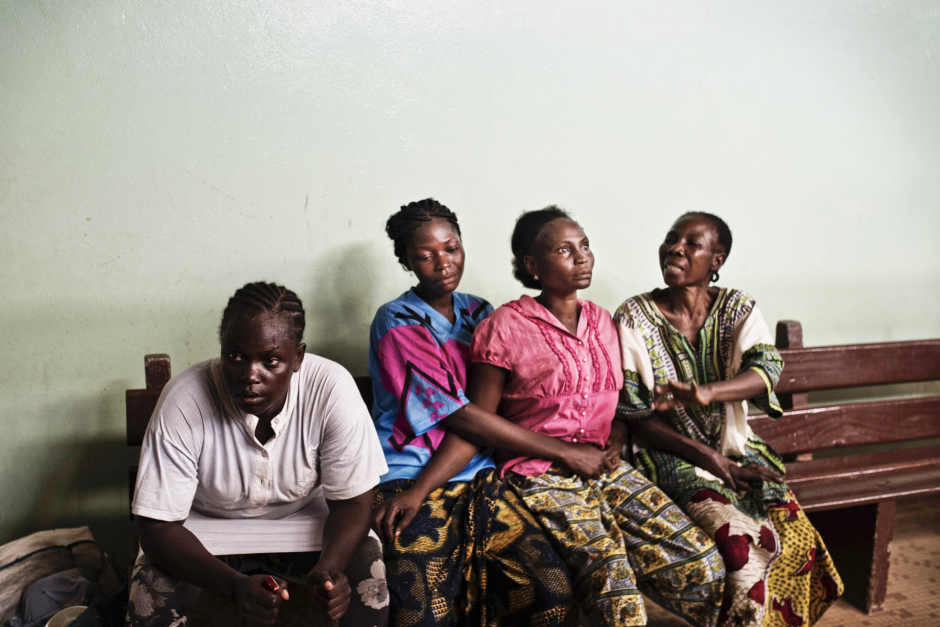 Central African Republic, Bangui, 24 January 2014At the community hospital, relatives of Fionboy, who has been shot in the head after clashes between Seleka soldiers and anti-balaka militiamen, in the district of Miskine. They crying the death of the young man. République Centrafricaine, Bangui, 24 Janvier 2014Dans l'hôpital communautaire, des proches de Fionboy, touché par balle à la tête après des affrontements entre soldat de la Seleka et miliciens Anti-Balaka dans le quartier Miskine, pleurent la mort du jeune homme.Michael Zumstein / Agence VU