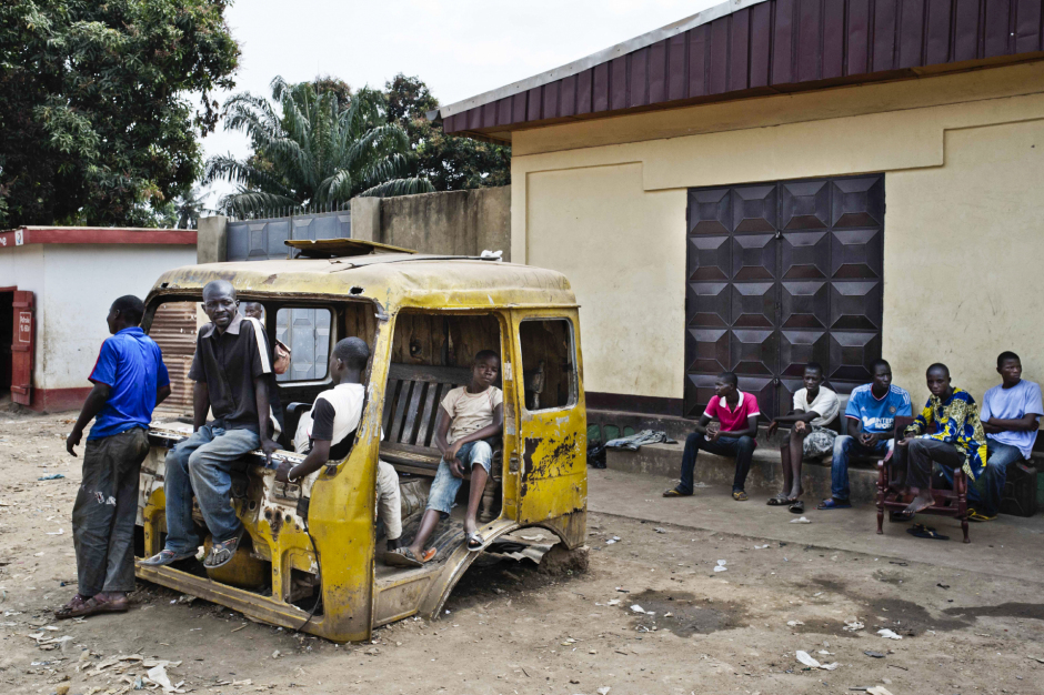 Central African Republic, Bangui, 23 January 2014In the Christian district of Sara, young men are sitting idle in a wrecked truck.République Centrafricaine, Bangui, 23 Janvier 2014Dans le quartier Sara majoritairement chrétien, des jeunes gens désoeuvrés ont pris place dans la carcasse d'une cabine de camion.Michael Zumstein / Agence VU