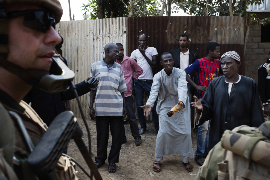 Central African Republic, Bangui, 16 January 2014At the Point Kilometre 12 (PK12), French soldiers of the Sangaris Operation are patrolling in a lane where clashes occured the day before between French soldiers and an armed group. 4 civilians have been killed and angry inhabitants shout at French soldiers.République Centrafricaine, Bangui, 16 Janvier 2014Au Point Kilométrique 12 (PK12), des soldats français de l'opération Sangaris patrouillent dans une ruelle où la veille des échanges de tirs ont eu lieu entre soldats français et des hommes armés faisant 4 morts civils.Les habitants en colère interpellent les soldats français.Michael Zumstein / Agence VU