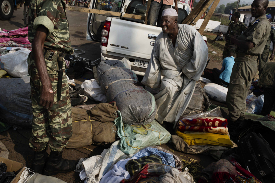 Central African Republic, Bangui, 17 January 2014At the Kilometre Point 12, a soldier is inspecting a Muslim's luggage before he leaves Bangui to Chad.République Centrafricaine, Bangui, 17 Janvier 2014Au point kilométrique 12, un homme appartenant à la communauté musulmane, est controlé par la gendarmerie avant son départ pour le Tchad.Michael Zumstein / Agence VU