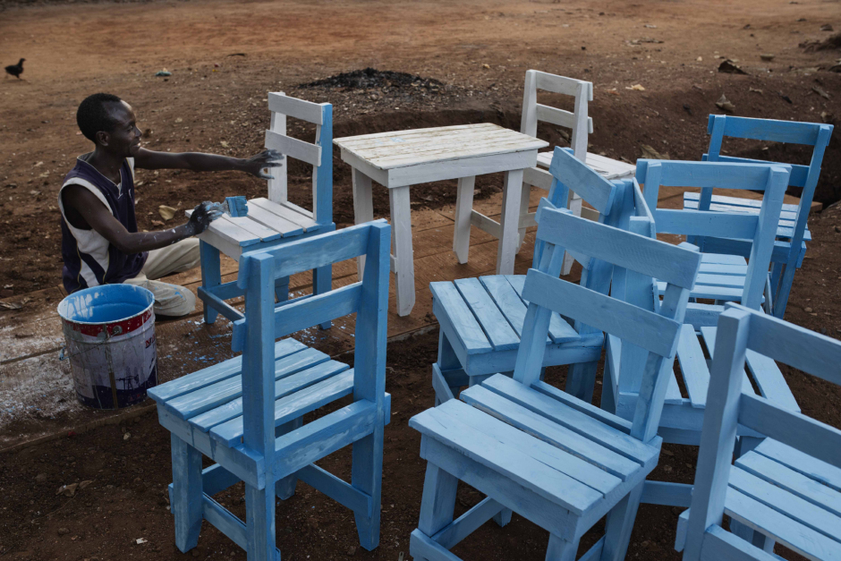 Central African Republic, Bangui, 17 January 2014In Lakuanga's district, a man is painting the furniture of a refreshment stall.République Centrafricaine, Bangui, 17 Janvier 2014Dans le quatier de Lakuanga, un homme repeint le mobilier d'une buvette.Michael Zumstein / Agence VU