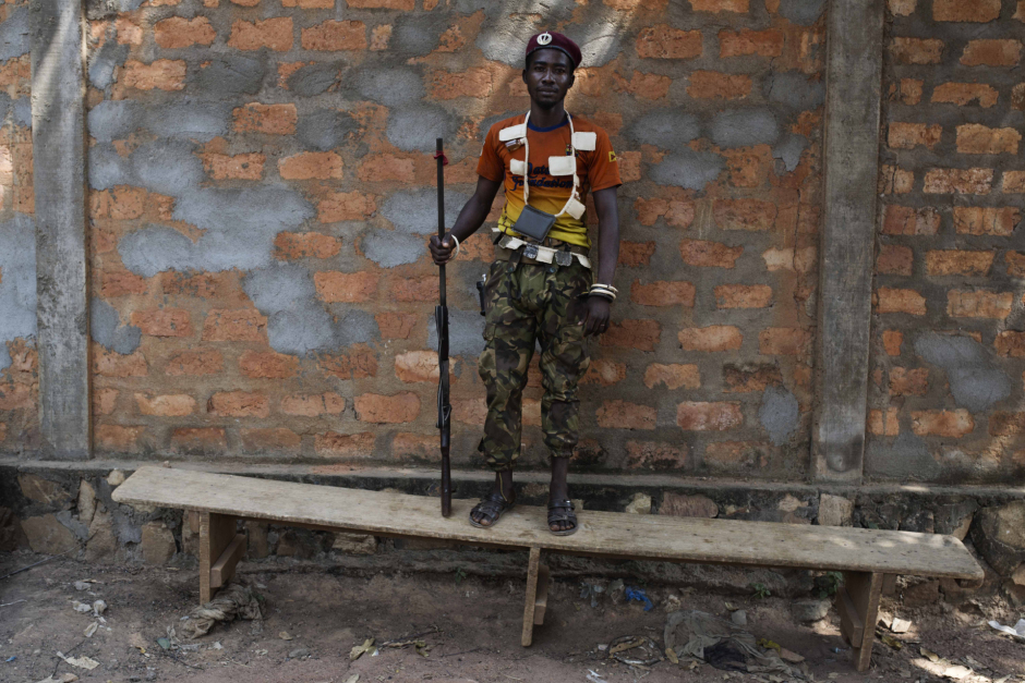 Central African Republic, Bangui, 17 January 2014Anti-Balaka militiaman posing in front of a house in which the heads of the Anti-Balaka met.République Centrafricaine, Bangui, 17 Janvier 2014Un milicien Anti-Balaka pose devant le mur d'une maison dans laquelle les chefs des milices anti-Balaka se sont réunis.Michael Zumstein / Agence VU
