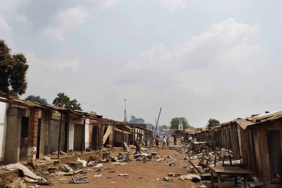 Central African Republic, Bangui, 22 January 2014At the Kilometre Point 13 (PK13), inhabitants of the district, helped by anti-balakas militiamen, have looted and burnt the entire district of Bégoua.République Centrafricaine, Bangui, 22 Janvier 2014Au point kilométrique 13 (PK 13), des habitants du quartier, aidés par des miliciens anti-Balaka, ont pillé et detruit la totalité du quartier de Bégoua.Michael Zumstein / Agence VU