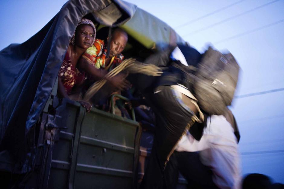 Central African Republic, Bangui, 22 January 2014At the Kilometre Point 13 (PK13), French soldiers came in the district of Bégoua in order to evacuate a group of Muslims gathered in a house after the looting of their district by anti-balaka militiamen and district's inhabitants.République Centrafricaine, Bangui, 22 Janvier 2014Au point kilométrique 13 (PK 13), dans le quartier de Bégoua, des soldats français de l'opération Sangaris viennent évacuer un groupe de musulmans regroupés dans une maision après le pillage et la destruction de leur quartier.Michael Zumstein / Agence VU