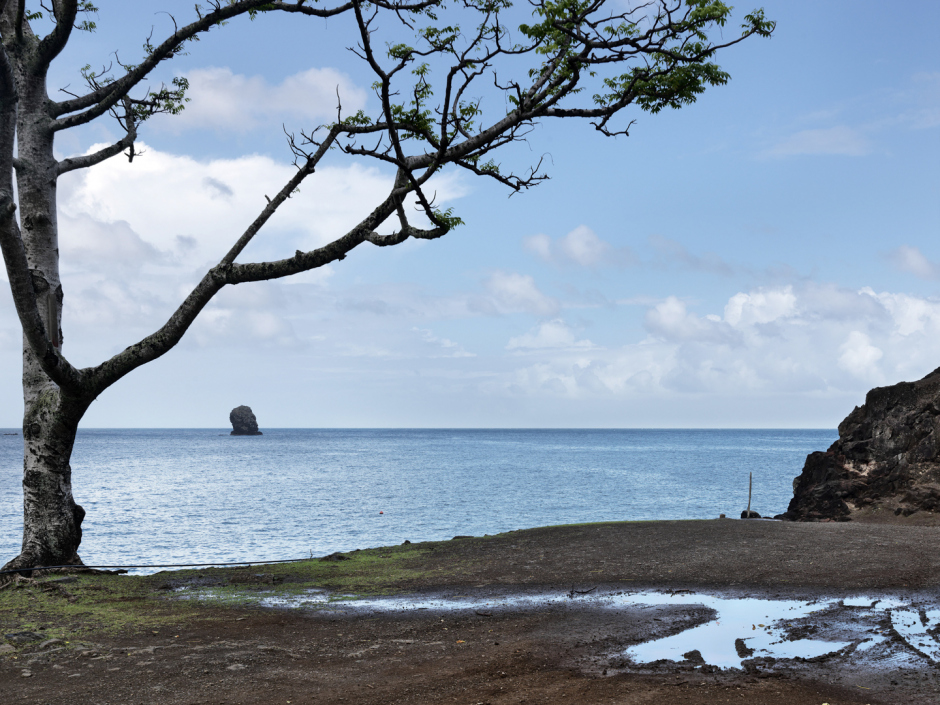 French Polynesia, Hiva Oa, 19 January 2011From the series "Second Nature".Hanaiapa Bay.PolynÈsie FranÁaise, Hiva Oa, 19 janvier 2011Issue de la sÈrie "Second Nature".Baie d'Hanaiapa.Guy Tillim / Agence VU