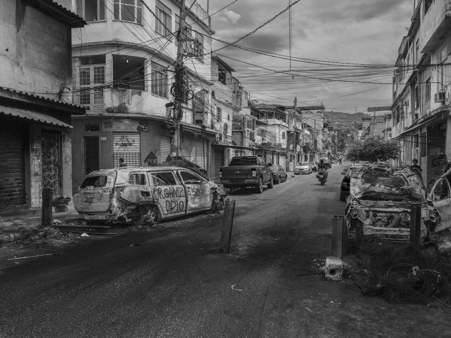 Brazil, Rio de Janeiro, 29 October 2025 - Barricade with burned cars organized by drug traffickers to prevent armored vehicles belonging to special forces from entering Vila Cruzeiro, Complexo da Penha. The turbulent day follows the deadliest police operation in Rio de Janeiro's history, in which at least 126 people were killed.