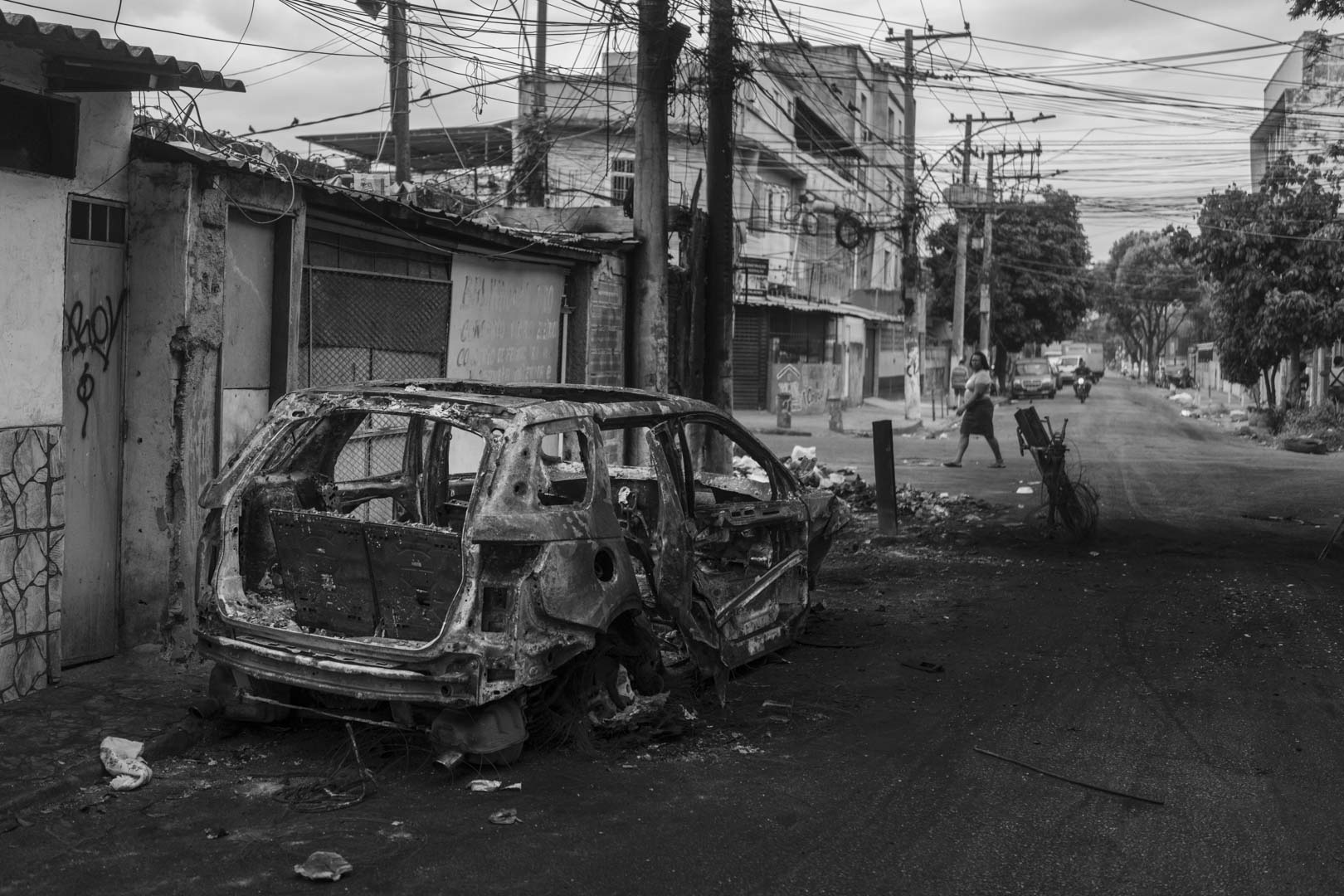 Brazil, Rio de Janeiro, 29 October 2025 - Barricade with burned cars organized by drug traffickers to prevent armored vehicles belonging to special forces from entering Vila Cruzeiro, Complexo da Penha. The turbulent day follows the deadliest police operation in Rio de Janeiro's history, in which at least 126 people were killed.