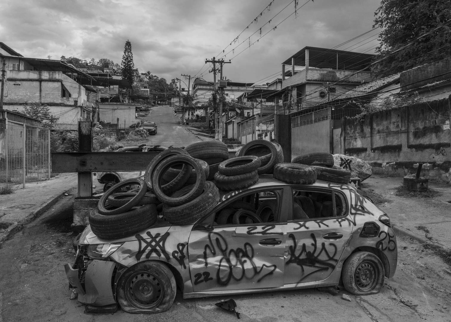 Brazil, Rio de Janeiro, 29 October 2025 - Barricade with burned cars organized by drug traffickers to prevent armored vehicles belonging to special forces from entering Vila Cruzeiro, Complexo da Penha. The turbulent day follows the deadliest police operation in Rio de Janeiro's history, in which at least 126 people were killed.