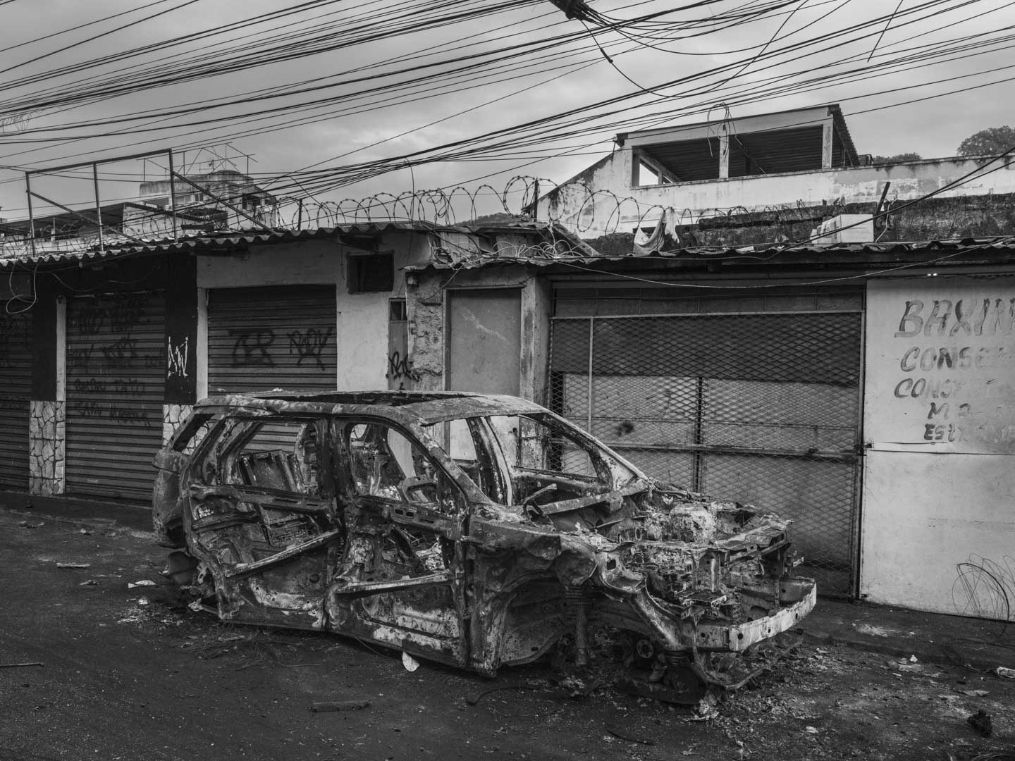 Brazil, Rio de Janeiro, 29 October 2025 - Barricade with burned cars organized by drug traffickers to prevent armored vehicles belonging to special forces from entering Vila Cruzeiro, Complexo da Penha. The turbulent day follows the deadliest police operation in Rio de Janeiro's history, in which at least 126 people were killed.